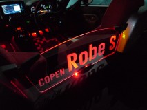 copen Robe S のリアガラスプレート施工 アクリルで切り出してブラストで文字を彫刻しました