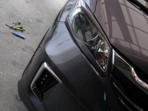 フリードのデイライト施工 元々網目のデザインなので、干渉する部分はルーターで削ります。