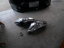 プリウスアルファーのイカリング施工 早速ユニットを外して殻割を行いますが、かなり暖めないとユニットが変形してしまいます。変形すると水混入の原因になります。