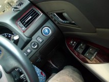  この型のクラウンはこの辺のスイッチパネルはかなり簡単に脱着できます。またドアスイッチもゼロクラはドアパネル脱着必要ですが、この方はスイッチのみで外せます。 