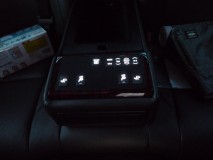  リアの肘掛けスイッチも打ち替え。オプション多いですね～ 