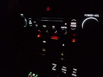  基本的に白色に。もともとはSMDタイプの電球で、基板パターンを読んで極性を調べてLED化しています。赤色のLEDは打ち替えしているので非常に鮮やかです。 