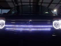 ディアスのデイライト取付とグリルイルミ施工 グリルはラインテープLEDを貼りました。
