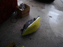 W221Mercedesベンツのヘッドライト交換&加工 ヘッドライトは事前に持ち込み頂き、インナー塗装と割れがあったので補修させていただきました。