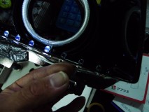 パニガーレヘッドライト加工からヴァレンティテール修理経由のノア加工ヘッド修理まで ノアのヘッドライト内に配置された5mmの砲弾LED、足のハンダがクラックで割れたみたい。やっぱり足には固定用の接着剤が必要不可欠。