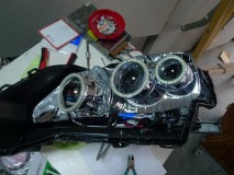  ハイビーム側にプロジェクターをインストール。もちろんポン付けは出来ませんので加工・調整を何度も行います。 