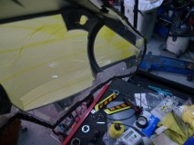  インナーカバーも干渉するのでカットします。あまり切りすぎると中が丸見えになるので、ちょこちょこ切っては調整していきます。 