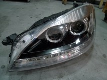W221Mercedesベンツのヘッドライト交換&加工 インナーも全部を塗りつぶさずに塗り分けしました。外国ヘッド特有のメッキの弱さで一部メッキハゲありましたがタッチペンで補修。国産車には無いトラブルですね。