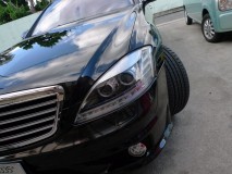 W221Mercedesベンツのヘッドライト交換&加工 グリルのメッキとヘッドライト内の残したメッキが雰囲気がバッチリあってます。