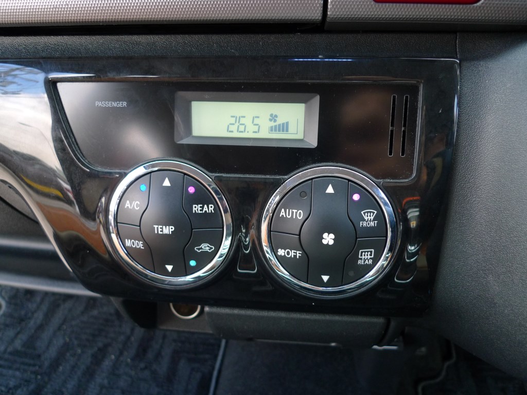3型ハイエースのエアコンパネルLED打ち替え - トレードゲート / TRADEGATE