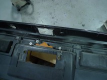 ディアスのテールランプユニット交換とハイマウントストップのスモール連動化 センターガーニッシュを外すのに裏にビスがあるため、バンパーを外す必要がありました。