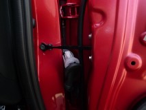 ヴェゼルRSのミラーウィンカーのポジション化とウェルカムランプ施工 配線はホンダなのでコネクタータイプを覚悟していましたが、普通の貫通タイプでした。比較的簡単に通線可能です。