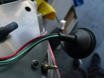 G'sアクアのテールランプ加工 ヴァレンティー製のテールランプですが、ゴムブーツに亀裂が入っており、手で触ると溶けているところもあります。素材が良くないですね。
