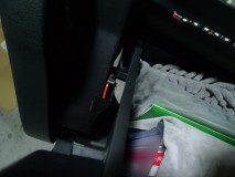  今回ついでにコンソールBOX内に照明を取り付けました。常時点灯はNGということで、オムロンのリミットスイッチを使って、開閉時に連動するように加工しました。 