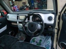  最近よく見かけるこの車は、車高が高く乗り降りしやすく、キャビンは意外に広いので大きな荷物も積載できます。タイヤも大きいので走行性能は高そうですね。 