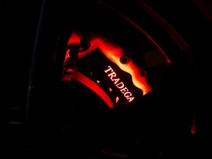 XVハイブリッドの光るキャリパーカバー取付