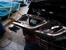 30アルファードのヘッドライトアイライン施工(デイライト) 1回目の加工が完成し、ボンドで固定してLEDを取り付けて試験点灯を行いました。加工溝が丸見えになってしまったため、ダイヤモンドカットのアクリルに変更して作り直しました。ここまでで3時間がパーになってしまいました。