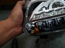 W221メルセデスのヘッドライト修理 配線を根本から引き直して試験点灯したところ、問題なさそうです。