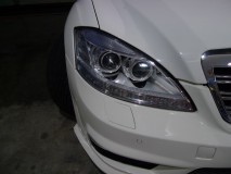 W221メルセデスのヘッドライト修理 すべての機能が無事復活しました。ヘッドライト裏蓋が開きっぱなしになっていたことが水漏れの原因でした。今後も入る可能性があるため、曇り対策施工を施して作業完了です。