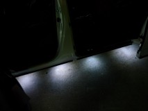 30ヴェルファイアのミラーウィンカー加工とアンダースポット施工 アンダースポットは下の水抜き用のホールカバーに取り付けしました