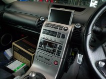 V35スカイラインのナビインストール お客様の要望:上のモニターはTV視聴用、下のオーディオ部にDIATONE、BOZEのアンプシステムは残す、バックカメラ取付。とりあえずやってみないとわからないので作業開始。