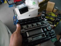 V35スカイラインのナビインストール BOZEのオーディオを外して愕然。エアコンパネルが引っ付いていました。