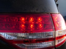 50エスティマのヘッドライトD2化施工 今回ついでにテールの4灯化施工もご依頼いただきました。球切れのリスクはありますがギリギリのところを狙います。