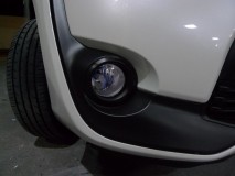 シエンタのフォグランプユニット取付 裏側のパターンをカットして、トヨタ純正の4つ爪フォグを固定するだけで、非常に良く出来た設計になっています。配線は純正のものを流用しました。
