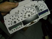  当初ご希望だったメーター液晶の反転ですが、左側が終わって右側に取り掛かったところ、液晶に色が付いていました。光を当てると水色に光ります。お客様に事情を説明して元に戻しました。文字が見難いということでしたので、LEDを青から白（当方の明るいチップ）に変更しました。 