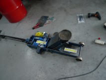 暇だったのでジャッキ改造しちゃいました。 厚さ5mmの照明器具です。完全防水で直接金属面に固定することで使えます。めちゃくちゃ明るいです。