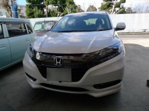 ヴェゼルのスモールランプをデイライト化しました。