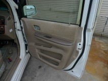  この型のステップワゴンはエンジン・オートマ共に強靭で、20万キロを超える走行距離もザラに走っていますね。ただホンダらしく電気系が弱く、ロックモーターや電格ミラーはよく故障します。今回も運転席側が故障していたため、外品モーターに交換しました。（修理代5,000円） 