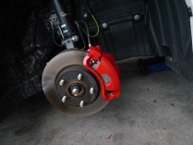 80VOXYのキャリパー塗装とドアハンドルイルミ加工 耐熱のキャリパー専用塗装で筆塗りします。今回は費用を抑えるためにキャリパー装着状態で見える範囲のみ塗装しました。