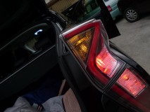 50プリウスのブレーキ増設加工とフロントデイライト化 もちろんウィンカーが点滅するときは赤が消灯します。下のバックランプのところも点灯時は赤が消灯します。