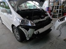  まずはバンパー外し。ホンダ車はバンパー爪がかなりキツイので、無理やり引っ張らずに爪を精密ドライバーでコネルのがコツ。 