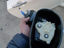  無事にミラーが外れた後、ウェルカムランプを取付し、配線を通して完成。今後のことを考え、配線は予備線を 2 本引き込みました。ミラーウィンカーなんかもあっても良いかなと考えています。 