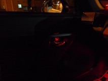  乗降時はドアハンドルが赤色に点灯し、フットランプも赤なので車内がまっ赤になります。 