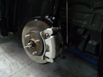  最近のトヨタ車はキャリパーはメッキ仕様です。見える範囲のみ赤に塗ります。 