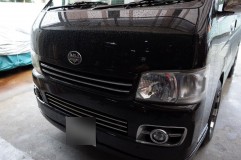 200系ハイエースのヘッドライト修理 作業前にヒアリングしたところ、「数日前にいっぺんに左右共不点灯になった」とのことでしたので、HID本体ではなくリレー&配線が疑わしいと判断して作業を開始しました。