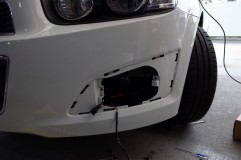 シボレーソニックのデイライト取付 まずもともとのカバーを外します。このカバーがめちゃめちゃ硬く、裏の返しが食い込むような構造になっているため、爪を押しただけでは外れません。そんな構造の割にぱかぱか浮いているところもあり、アイドリングの振動で音が車内まで聞こえるそうです。