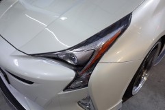  続いてヘッドライトカバー施工。十分に脱脂を行います。 
