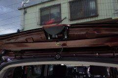 モコのフットランプイルミとダクトイルミ&ハイマウントブレーキのスモール化 まずはハイマウントから。電球はLEDに交換。スモール電源は右のブレーキユニットから分岐しました。