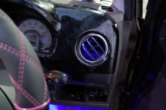 モコのフットランプイルミとダクトイルミ&ハイマウントブレーキのスモール化 続いてエアコンダクトイルミです。砲弾型のLEDを1発仕込んでいます。くれぐれも光源が目に入らないように、取り付け位置は慎重に決めます。