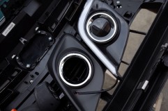 外した純正品と取り付けるデイライト品を見比べる。3Dスキャン技術の向上で、ほとんど寸分たがわず型取りができるようです。 