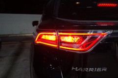  もともとウィンカーとバックランプのところをブレーキになるように改造し、バックランプが点くと赤から白に変わります。 
