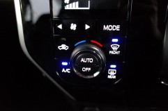 新型ルーミーの内装パネルLED打ち替え エアコンパネルの文字はきれいな白色なので、インジケータランプだけを青に打ち替えしました。