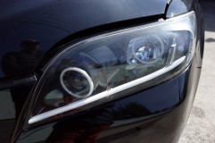  もともとのヘッドライトはネオンチューブにCCFLイカリングという内容。これくらいなら車検行けそうですが、D的にはNGらしい・・・。 