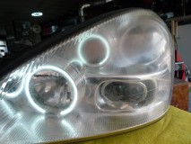 50シーマの加工ヘッドライト修理 奥のCCFLが薄暗く点いています。