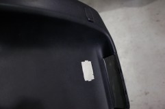  助手席シートを運転席から操作できるようにスイッチの追加を行いました。助手席のリアカバーを外してスイッチの形状に合わせて切り抜きます。 