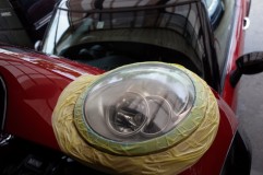 Mini Cooperのヘッドライト磨き&コーティング塗装 磨くときは固定するために車に戻します。今回は劣化が浅かったので400番からはじめました。400-600-800-1000-1500-2000の順です。